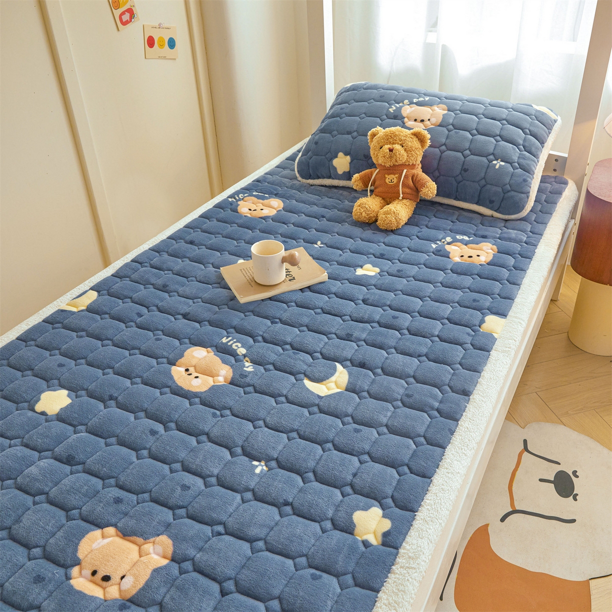 91家纺网 家纺一手货源 找家纺 雯豆家纺 2025新款牛奶绒床垫床护垫学生床褥子宿舍印花床褥铺底 牛奶绒床褥-太空小熊