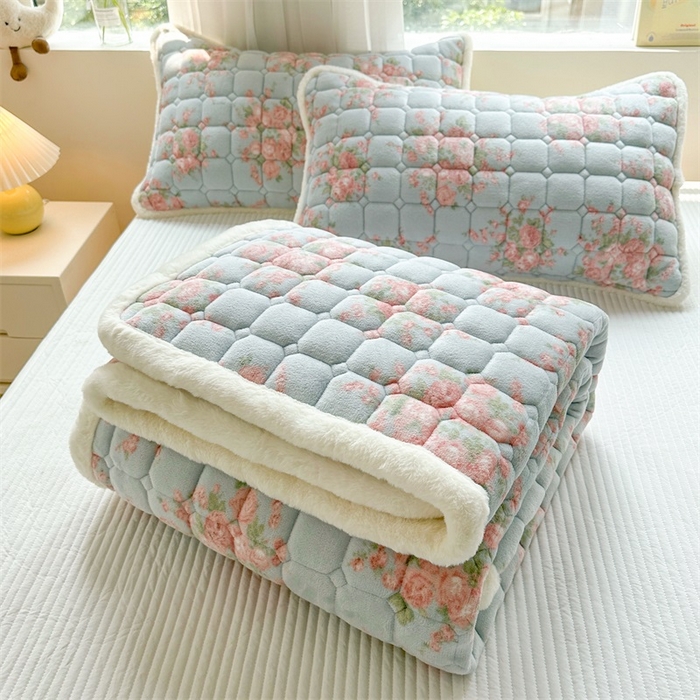 91家纺网 家纺一手货源 找家纺 梵朴 2025新款印花牛奶绒床褥垫加厚珊瑚绒床褥子床垫 欧风花影-蓝