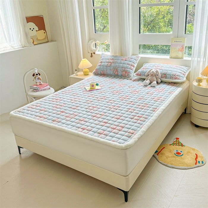 91家纺网 家纺一手货源 找家纺 梵朴 2025新款印花牛奶绒床褥垫加厚珊瑚绒床褥子床垫 欧风花影-蓝