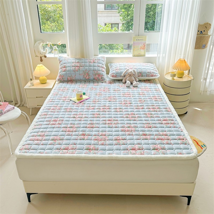 91家纺网 家纺一手货源 找家纺 梵朴 2025新款印花牛奶绒床褥垫加厚珊瑚绒床褥子床垫 欧风花影-蓝