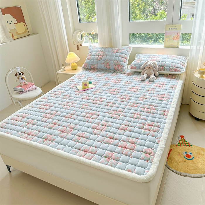 91家纺网 家纺一手货源 找家纺 梵朴 2025新款印花牛奶绒床褥垫加厚珊瑚绒床褥子床垫 欧风花影-蓝