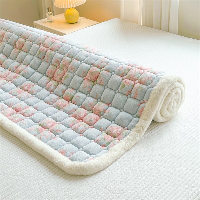 91家纺网 家纺一手货源 找家纺 梵朴 2025新款印花牛奶绒床褥垫加厚珊瑚绒床褥子床垫 欧风花影-蓝