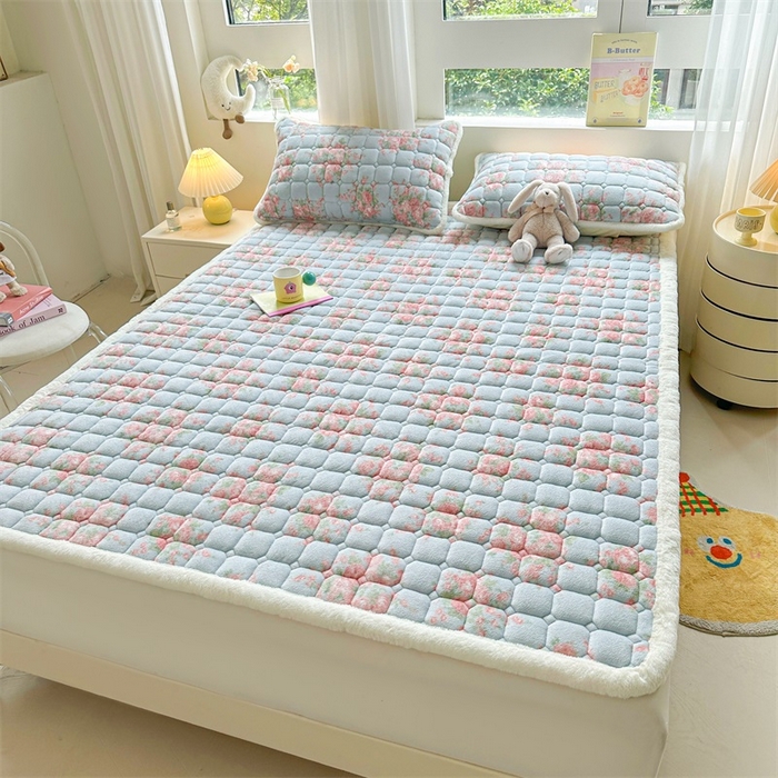 91家纺网 家纺一手货源 找家纺 梵朴 2025新款印花牛奶绒床褥垫加厚珊瑚绒床褥子床垫 欧风花影-蓝