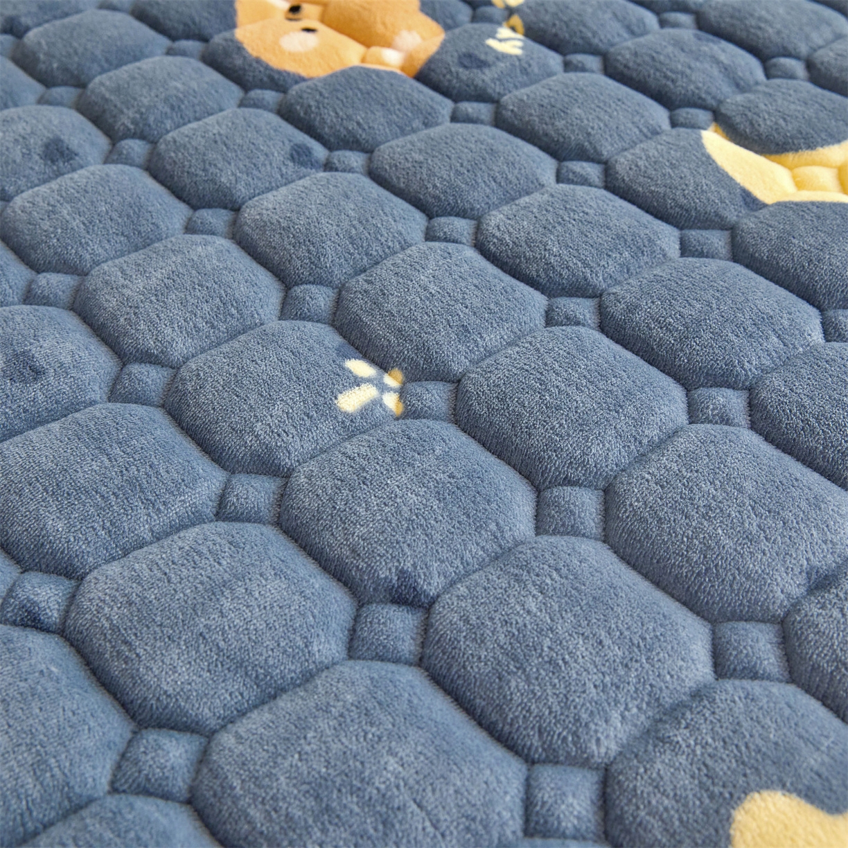 91家纺网 家纺一手货源 找家纺 雯豆家纺 2025新款牛奶绒床垫床护垫学生床褥子宿舍印花床褥铺底 牛奶绒床褥-太空小熊