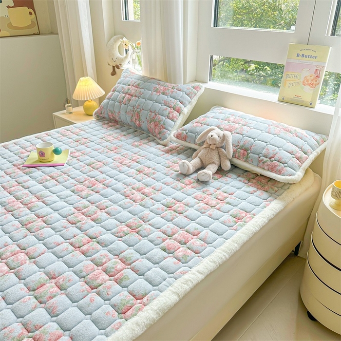 91家纺网 家纺一手货源 找家纺 梵朴 2025新款印花牛奶绒床褥垫加厚珊瑚绒床褥子床垫 欧风花影-蓝