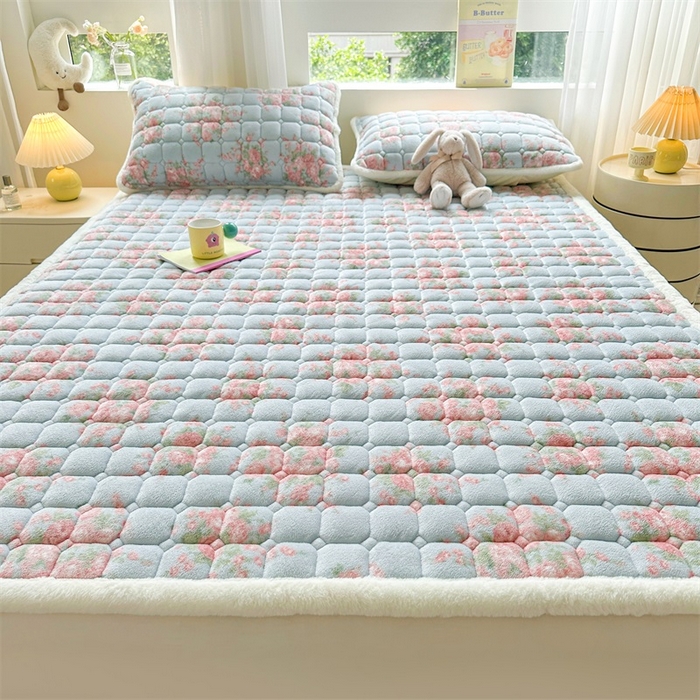 91家纺网 家纺一手货源 找家纺 梵朴 2025新款印花牛奶绒床褥垫加厚珊瑚绒床褥子床垫 欧风花影-蓝