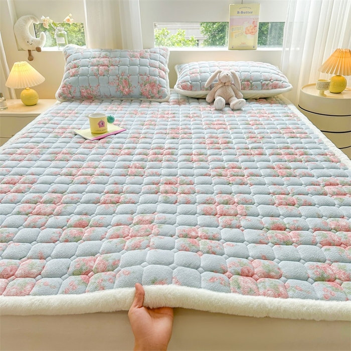91家纺网 家纺一手货源 找家纺 梵朴 2025新款印花牛奶绒床褥垫加厚珊瑚绒床褥子床垫 欧风花影-蓝