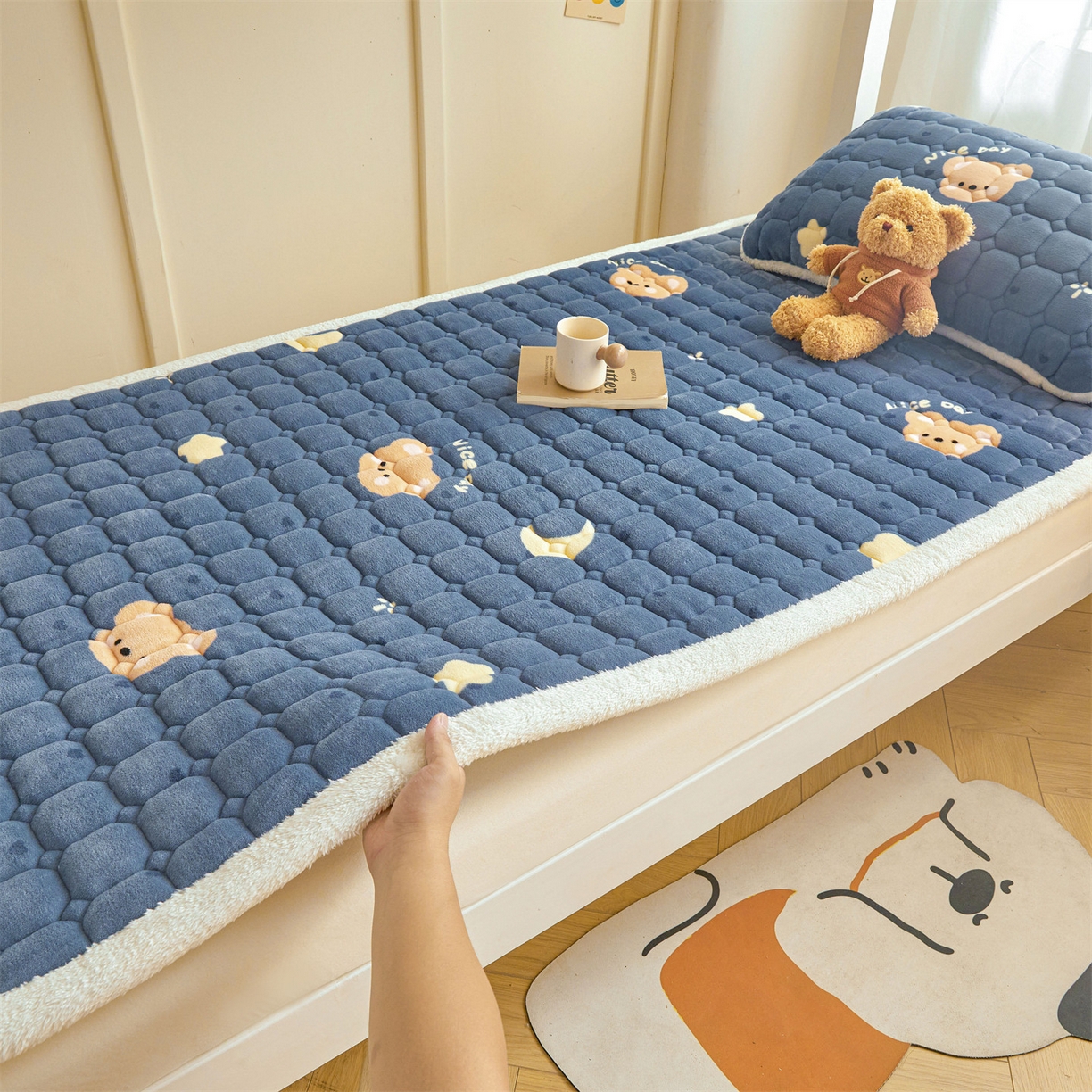 91家纺网 家纺一手货源 找家纺 雯豆家纺 2025新款牛奶绒床垫床护垫学生床褥子宿舍印花床褥铺底 牛奶绒床褥-太空小熊