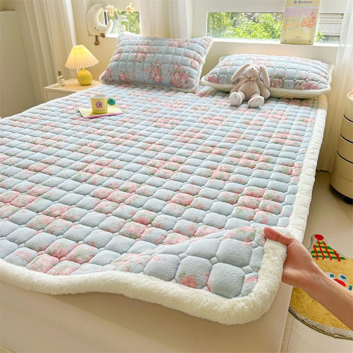 91家纺网 家纺一手货源 找家纺 梵朴 2025新款印花牛奶绒床褥垫加厚珊瑚绒床褥子床垫 欧风花影-蓝