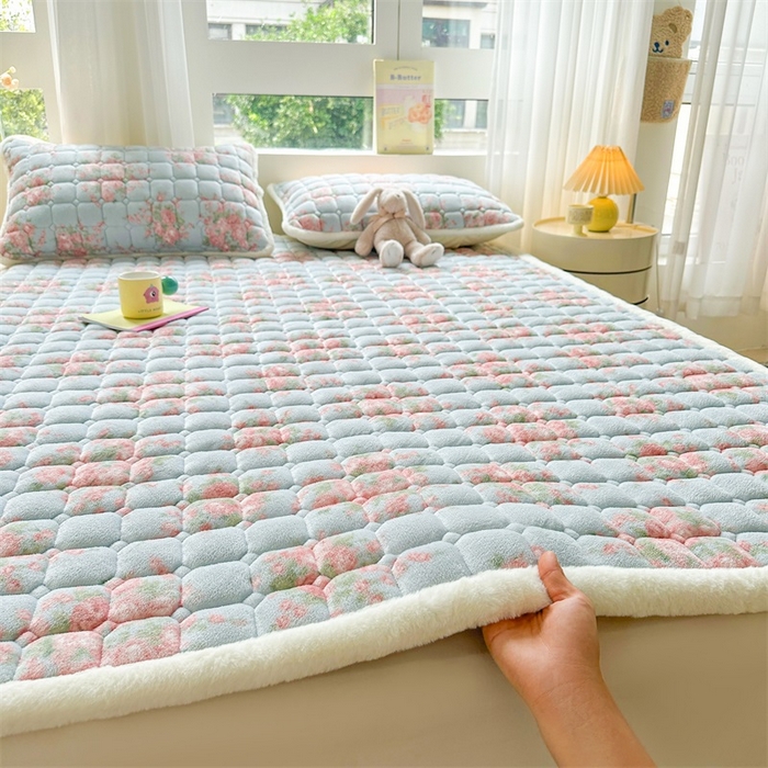 91家纺网 家纺一手货源 找家纺 梵朴 2025新款印花牛奶绒床褥垫加厚珊瑚绒床褥子床垫 欧风花影-蓝