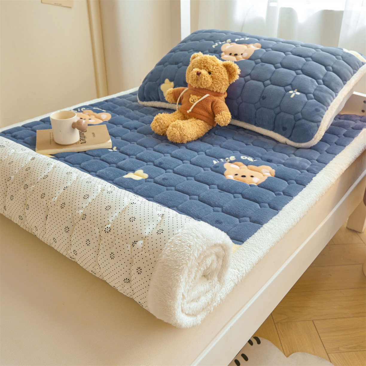 91家纺网 家纺一手货源 找家纺 雯豆家纺 2025新款牛奶绒床垫床护垫学生床褥子宿舍印花床褥铺底 牛奶绒床褥-太空小熊