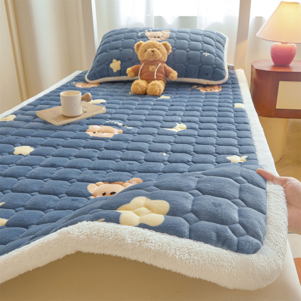 91家纺网 家纺一手货源 找家纺 雯豆家纺 2025新款牛奶绒床垫床护垫学生床褥子宿舍印花床褥铺底 牛奶绒床褥-太空小熊