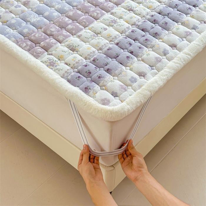 91家纺网 家纺一手货源 找家纺 梵朴 2025新款印花牛奶绒床褥垫加厚珊瑚绒床褥子床垫 条纹小花-紫