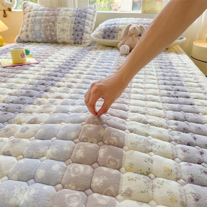 91家纺网 家纺一手货源 找家纺 梵朴 2025新款印花牛奶绒床褥垫加厚珊瑚绒床褥子床垫 条纹小花-紫