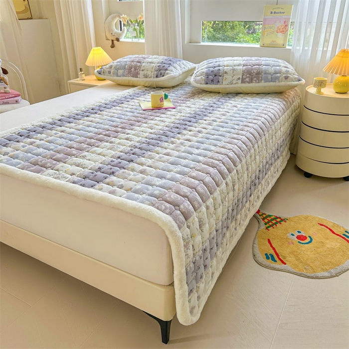 91家纺网 家纺一手货源 找家纺 梵朴 2025新款印花牛奶绒床褥垫加厚珊瑚绒床褥子床垫 条纹小花-紫