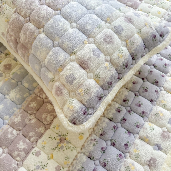 91家纺网 家纺一手货源 找家纺 梵朴 2025新款印花牛奶绒床褥垫加厚珊瑚绒床褥子床垫 条纹小花-紫