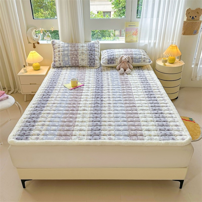 91家纺网 家纺一手货源 找家纺 梵朴 2025新款印花牛奶绒床褥垫加厚珊瑚绒床褥子床垫 条纹小花-紫