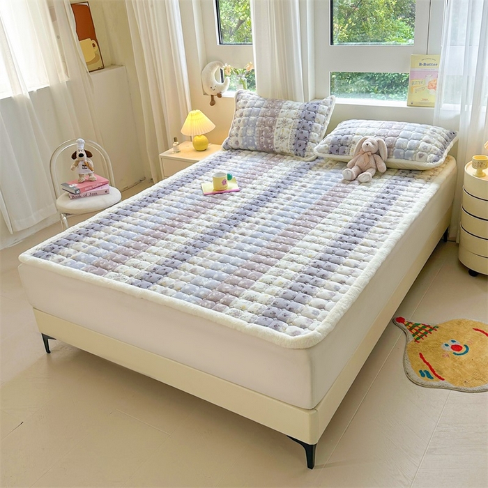 91家纺网 家纺一手货源 找家纺 梵朴 2025新款印花牛奶绒床褥垫加厚珊瑚绒床褥子床垫 条纹小花-紫