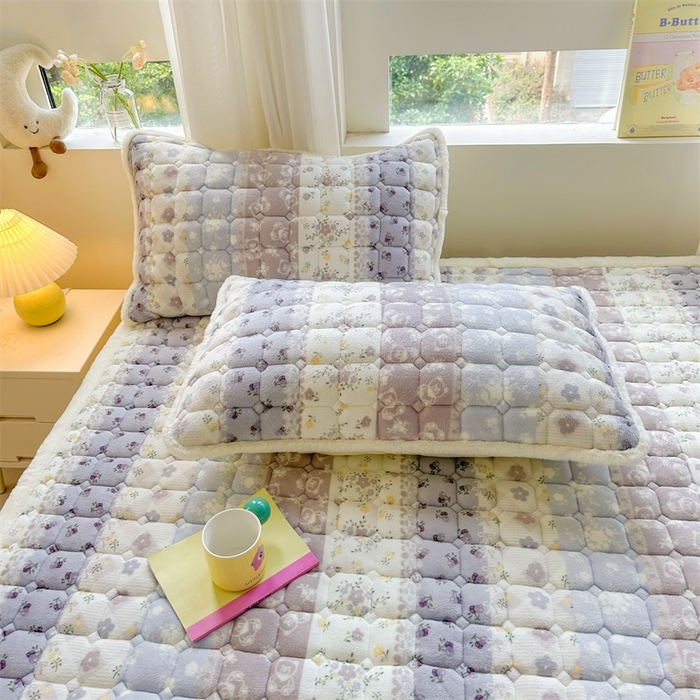 91家纺网 家纺一手货源 找家纺 梵朴 2025新款印花牛奶绒床褥垫加厚珊瑚绒床褥子床垫 条纹小花-紫
