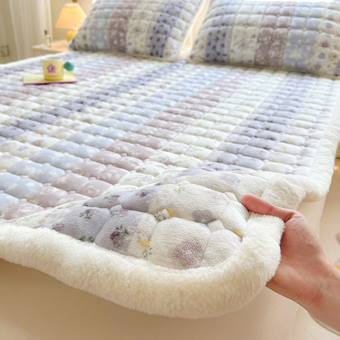 91家纺网 家纺一手货源 找家纺 梵朴 2025新款印花牛奶绒床褥垫加厚珊瑚绒床褥子床垫 条纹小花-紫