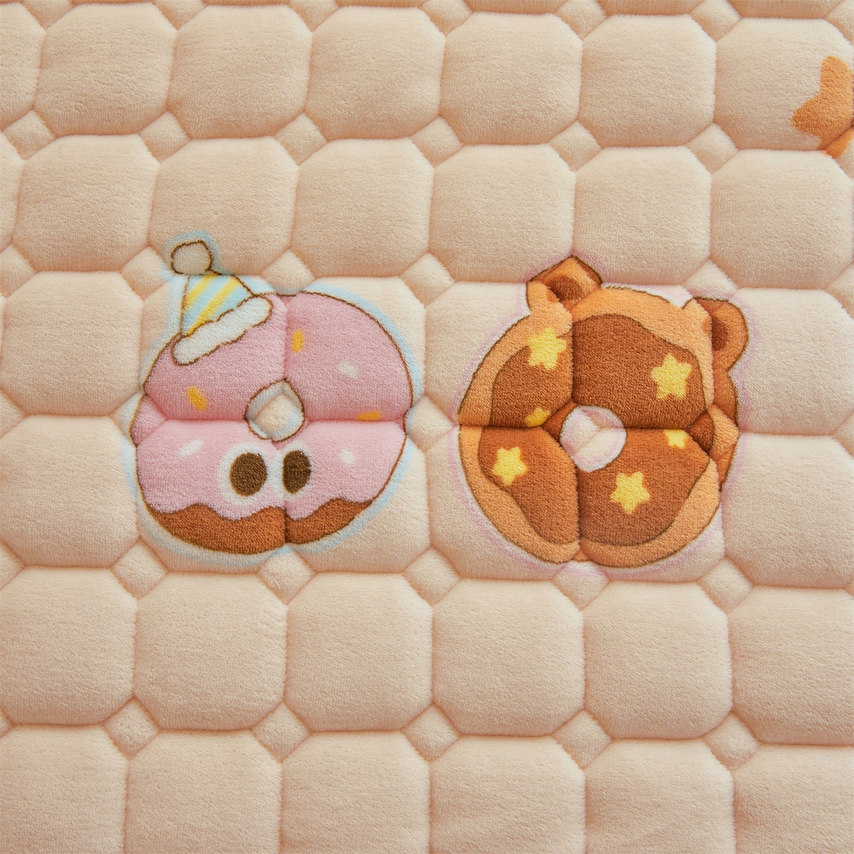 91家纺网 家纺一手货源 找家纺 雯豆家纺 2025新款牛奶绒床垫床护垫学生床褥子宿舍印花床褥铺底 牛奶绒床褥-甜心布布