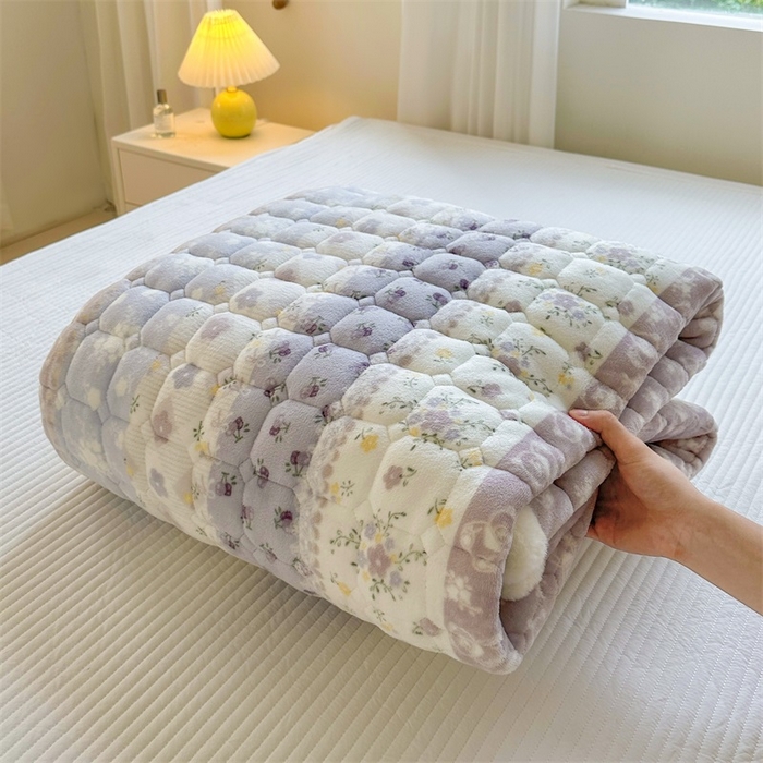 91家纺网 家纺一手货源 找家纺 梵朴 2025新款印花牛奶绒床褥垫加厚珊瑚绒床褥子床垫 条纹小花-紫