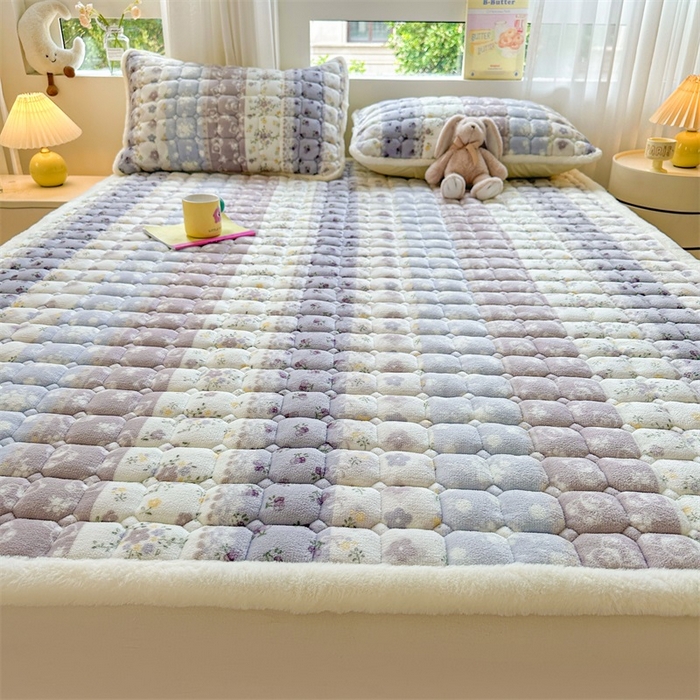 91家纺网 家纺一手货源 找家纺 梵朴 2025新款印花牛奶绒床褥垫加厚珊瑚绒床褥子床垫 条纹小花-紫