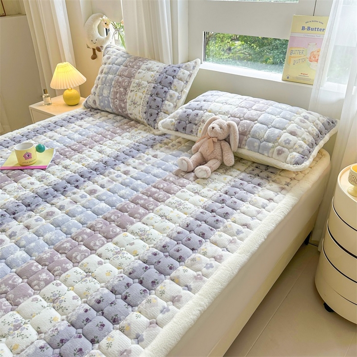 91家纺网 家纺一手货源 找家纺 梵朴 2025新款印花牛奶绒床褥垫加厚珊瑚绒床褥子床垫 条纹小花-紫