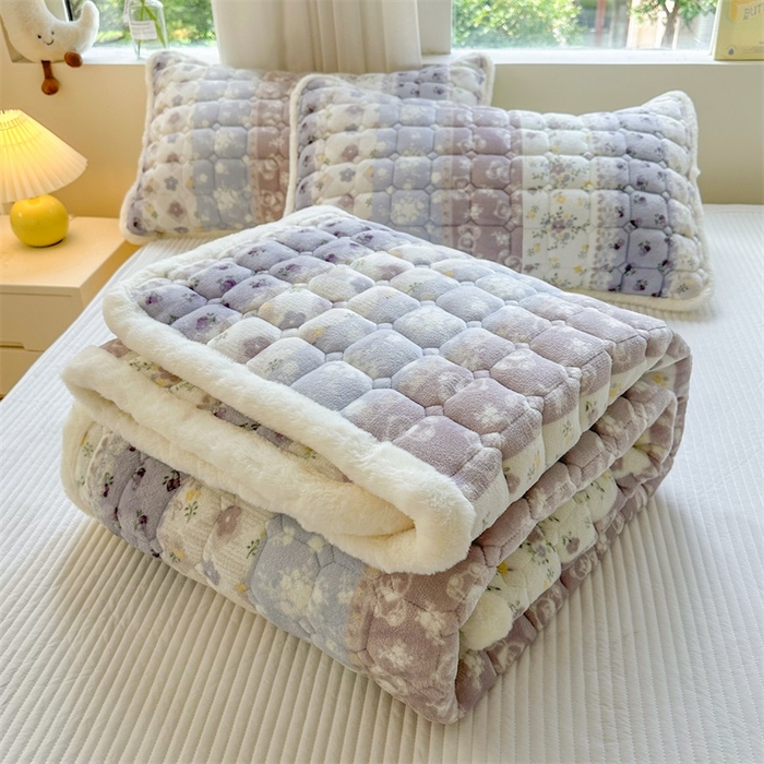 91家纺网 家纺一手货源 找家纺 梵朴 2025新款印花牛奶绒床褥垫加厚珊瑚绒床褥子床垫 条纹小花-紫