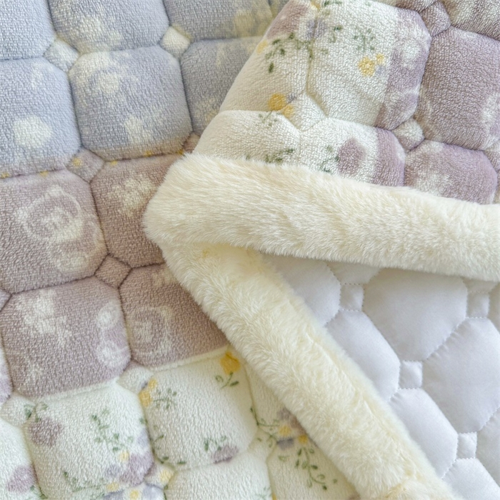 91家纺网 家纺一手货源 找家纺 梵朴 2025新款印花牛奶绒床褥垫加厚珊瑚绒床褥子床垫 条纹小花-紫