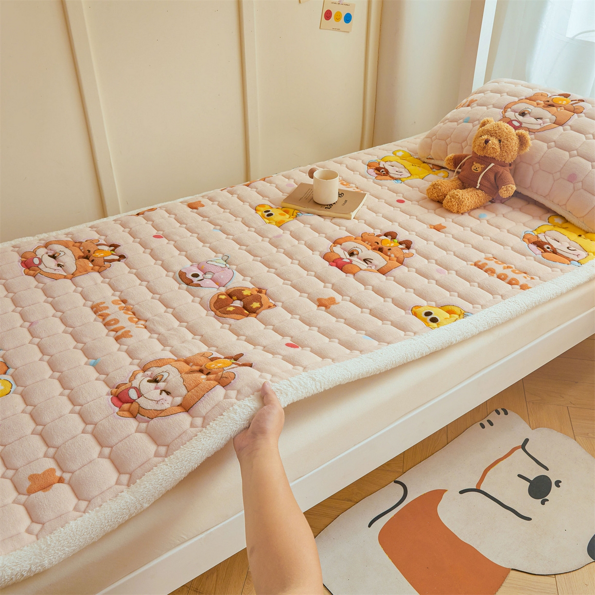 91家纺网 家纺一手货源 找家纺 雯豆家纺 2025新款牛奶绒床垫床护垫学生床褥子宿舍印花床褥铺底 牛奶绒床褥-甜心布布