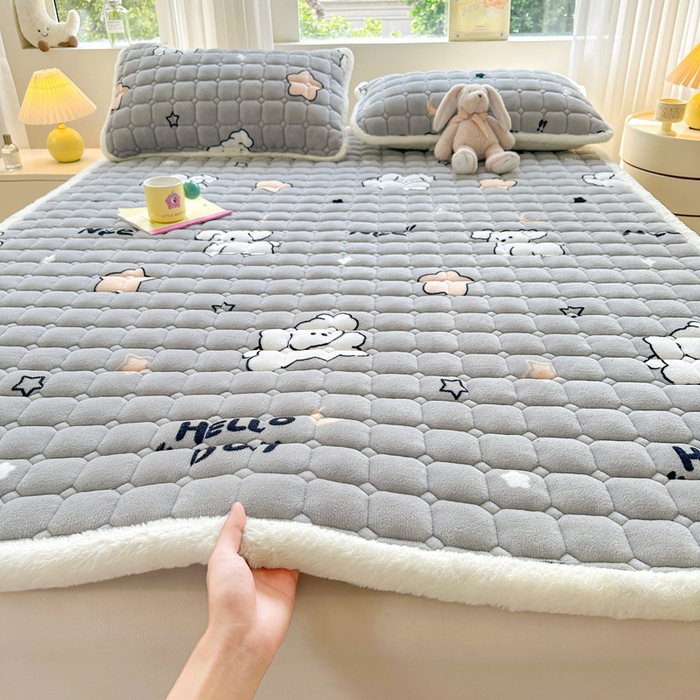 91家纺网 家纺一手货源 找家纺 梵朴 2025新款印花牛奶绒床褥垫加厚珊瑚绒床褥子床垫 顽皮狗