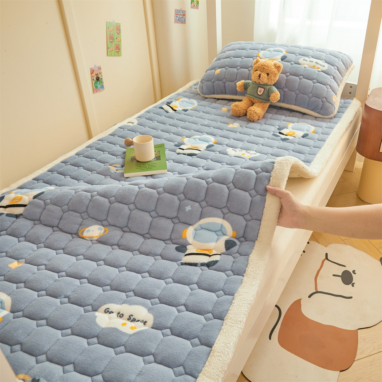 雯豆家纺 2025新款牛奶绒床垫床护垫学生床褥子宿舍印花床褥铺底 牛奶绒床褥-小小太空人