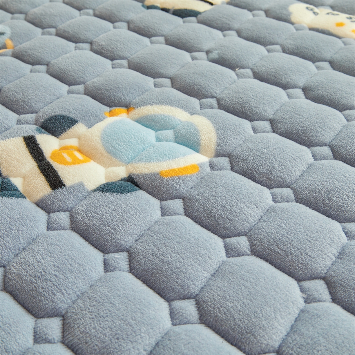 91家纺网 家纺一手货源 找家纺 雯豆家纺 2025新款牛奶绒床垫床护垫学生床褥子宿舍印花床褥铺底 牛奶绒床褥-小小太空人