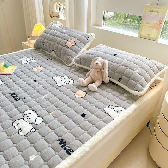 91家纺网 家纺一手货源 找家纺 梵朴 2025新款印花牛奶绒床褥垫加厚珊瑚绒床褥子床垫 顽皮狗