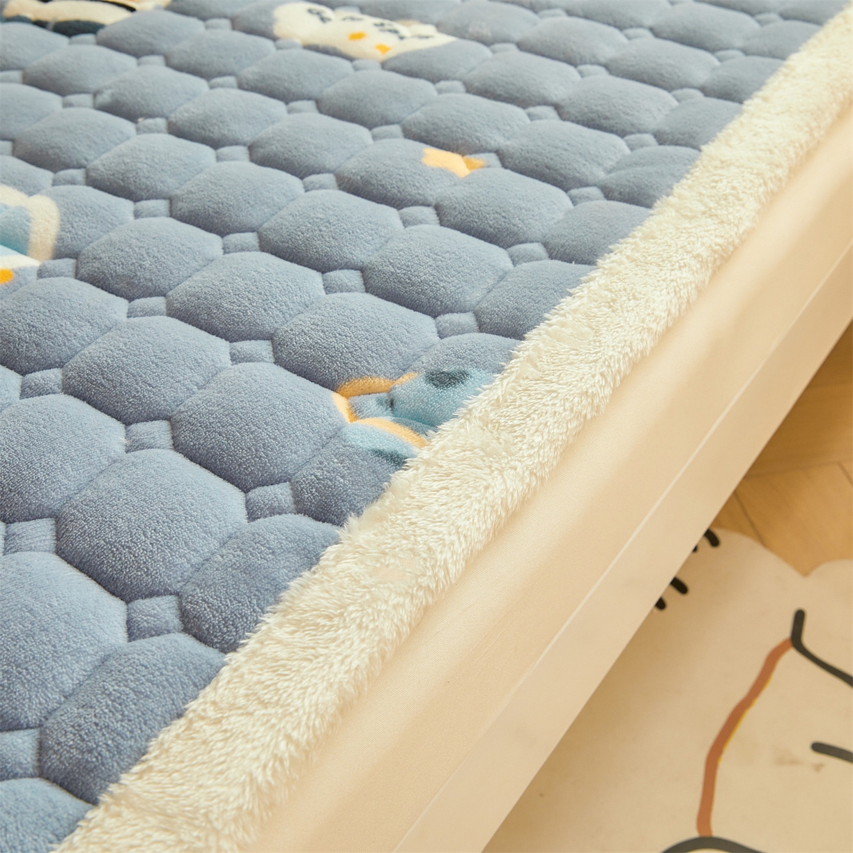 91家纺网 家纺一手货源 找家纺 雯豆家纺 2025新款牛奶绒床垫床护垫学生床褥子宿舍印花床褥铺底 牛奶绒床褥-小小太空人