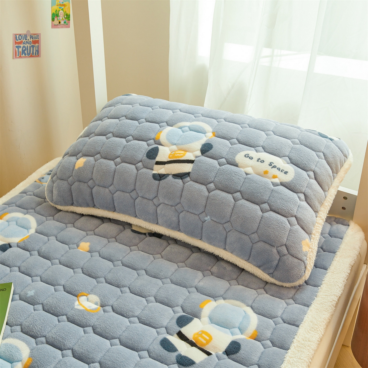 91家纺网 家纺一手货源 找家纺 雯豆家纺 2025新款牛奶绒床垫床护垫学生床褥子宿舍印花床褥铺底 牛奶绒床褥-小小太空人