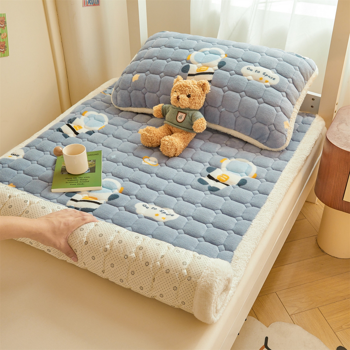 91家纺网 家纺一手货源 找家纺 雯豆家纺 2025新款牛奶绒床垫床护垫学生床褥子宿舍印花床褥铺底 牛奶绒床褥-小小太空人