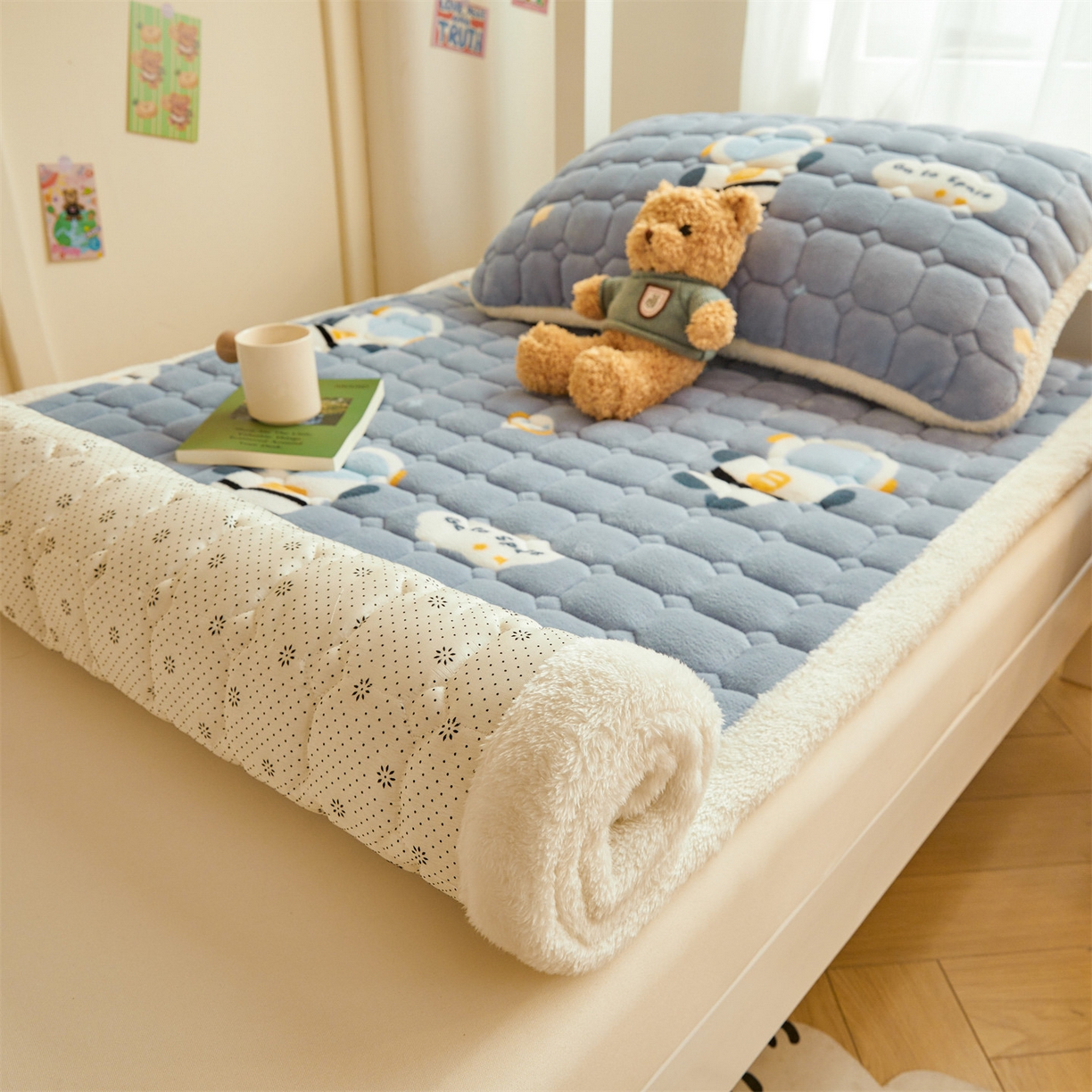 91家纺网 家纺一手货源 找家纺 雯豆家纺 2025新款牛奶绒床垫床护垫学生床褥子宿舍印花床褥铺底 牛奶绒床褥-小小太空人