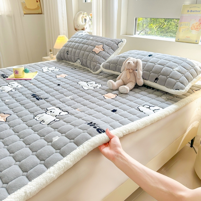 91家纺网 家纺一手货源 找家纺 梵朴 2025新款印花牛奶绒床褥垫加厚珊瑚绒床褥子床垫 顽皮狗