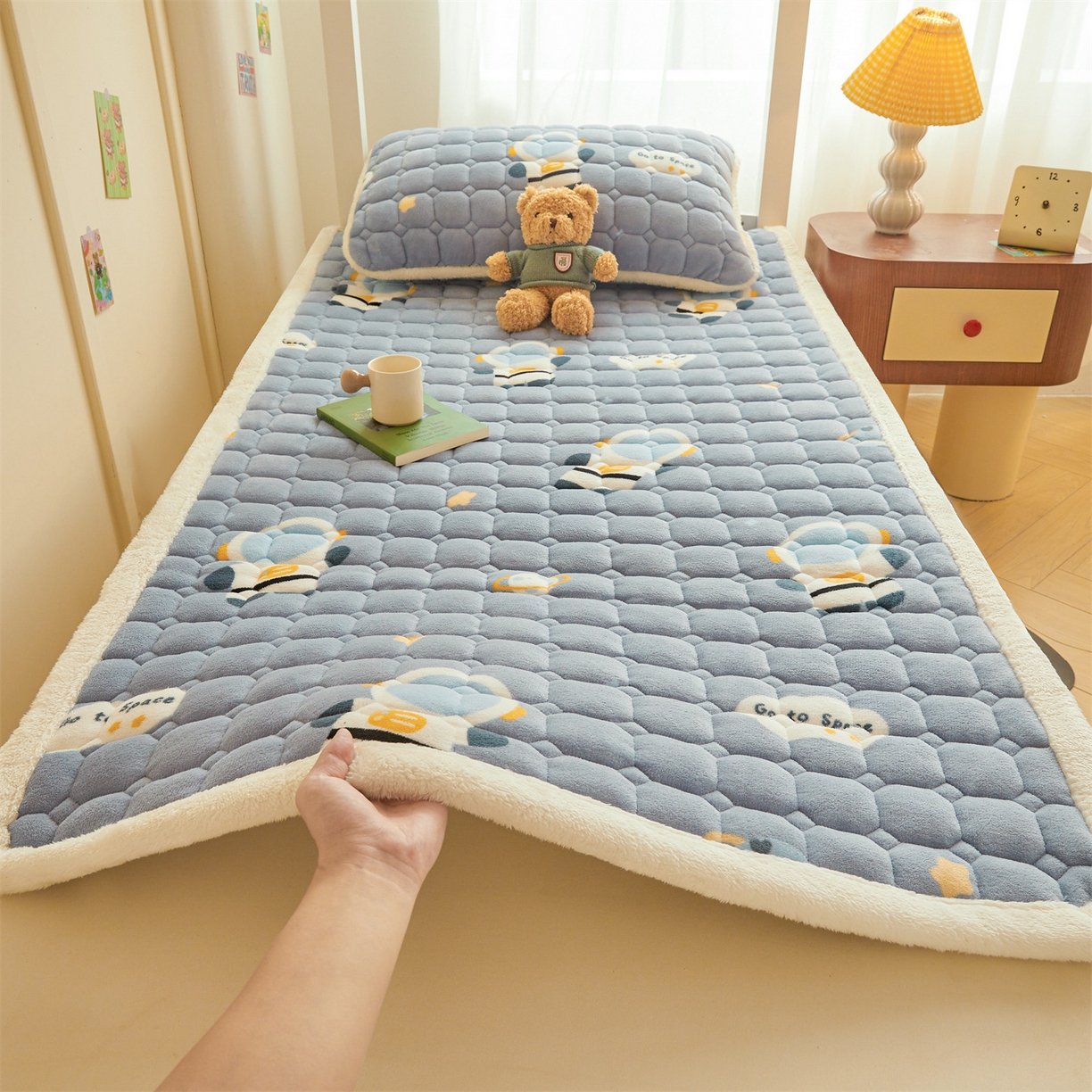 91家纺网 家纺一手货源 找家纺 雯豆家纺 2025新款牛奶绒床垫床护垫学生床褥子宿舍印花床褥铺底 牛奶绒床褥-小小太空人