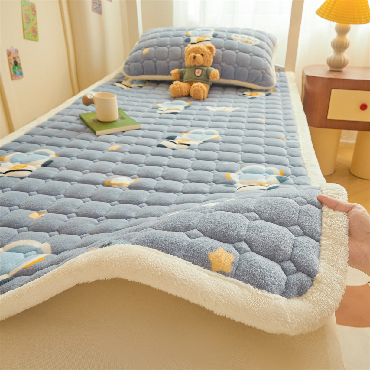 91家纺网 家纺一手货源 找家纺 雯豆家纺 2025新款牛奶绒床垫床护垫学生床褥子宿舍印花床褥铺底 牛奶绒床褥-小小太空人