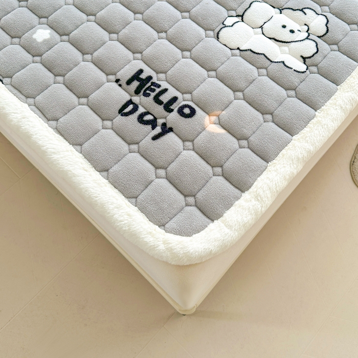 91家纺网 家纺一手货源 找家纺 梵朴 2025新款印花牛奶绒床褥垫加厚珊瑚绒床褥子床垫 顽皮狗