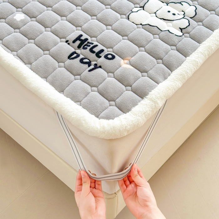 91家纺网 家纺一手货源 找家纺 梵朴 2025新款印花牛奶绒床褥垫加厚珊瑚绒床褥子床垫 顽皮狗