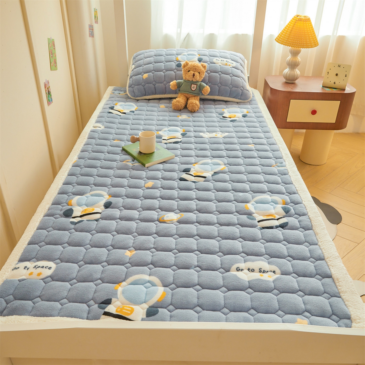 91家纺网 家纺一手货源 找家纺 雯豆家纺 2025新款牛奶绒床垫床护垫学生床褥子宿舍印花床褥铺底 牛奶绒床褥-小小太空人