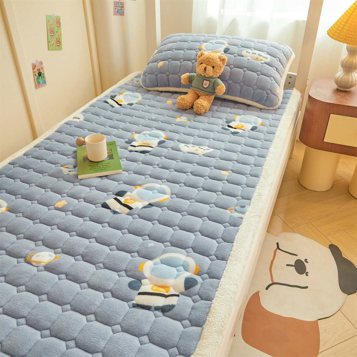 91家纺网 家纺一手货源 找家纺 雯豆家纺 2025新款牛奶绒床垫床护垫学生床褥子宿舍印花床褥铺底 牛奶绒床褥-小小太空人