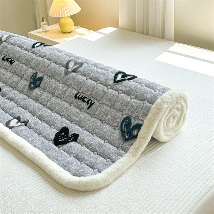 91家纺网 家纺一手货源 找家纺 梵朴 2025新款印花牛奶绒床褥垫加厚珊瑚绒床褥子床垫 幸运心-灰