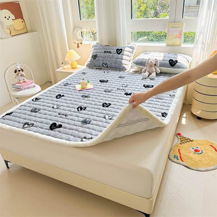 91家纺网 家纺一手货源 找家纺 梵朴 2025新款印花牛奶绒床褥垫加厚珊瑚绒床褥子床垫 幸运心-灰
