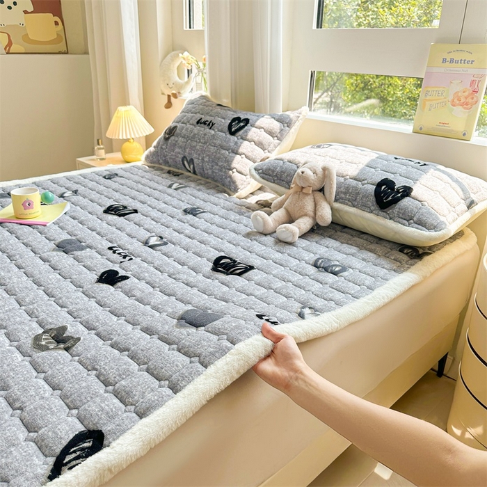 91家纺网 家纺一手货源 找家纺 梵朴 2025新款印花牛奶绒床褥垫加厚珊瑚绒床褥子床垫 幸运心-灰