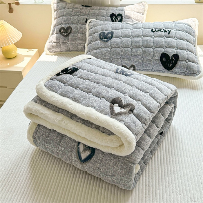 91家纺网 家纺一手货源 找家纺 梵朴 2025新款印花牛奶绒床褥垫加厚珊瑚绒床褥子床垫 幸运心-灰